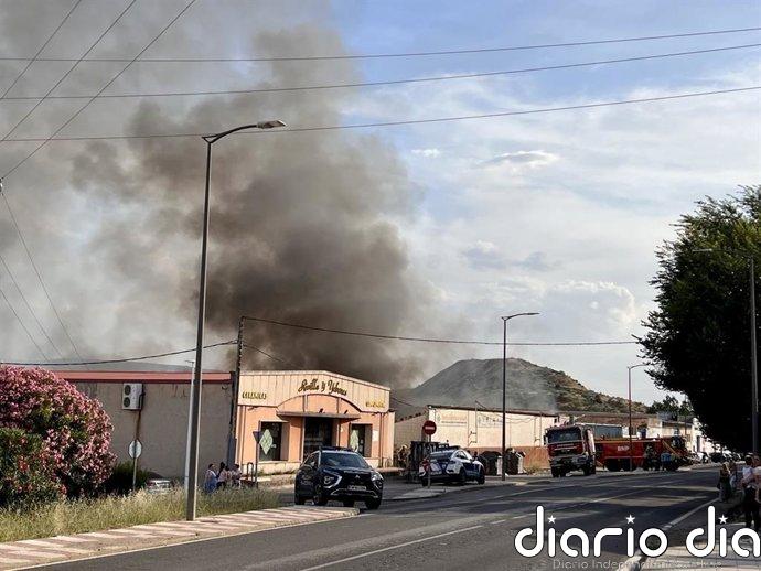 Bomberos intervienen en un aparatoso incendio en una empresa de recuperación de metales de Puertollano