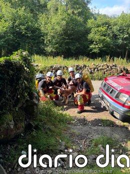 Bomberos rescatan a una perra caída en una sima en un monte de Villasuso en Cieza