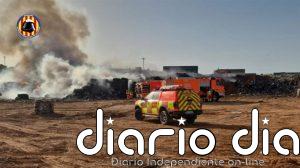 Bomberos trabajan en un incendio declarado en un vertedero de Caudete de las Fuentes