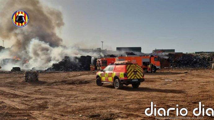 Bomberos trabajan en un incendio declarado en un vertedero de Caudete de las Fuentes