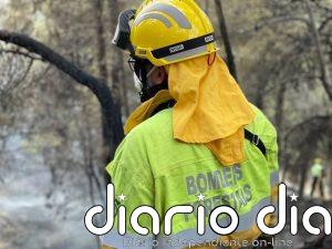 Bomberos trabajan en un incendio forestal declarado en Serra