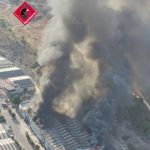 Bomberos trabajan en un incendio originado en una nave de platos de ducha en Aspe
