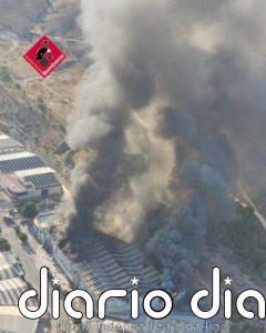 Bomberos trabajan en un incendio originado en una nave de platos de ducha en Aspe