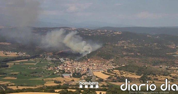 Bombers mantiene dotaciones en los incendios de Cervià de les Garrigues, Sanaüja y Ponts (Lleida)