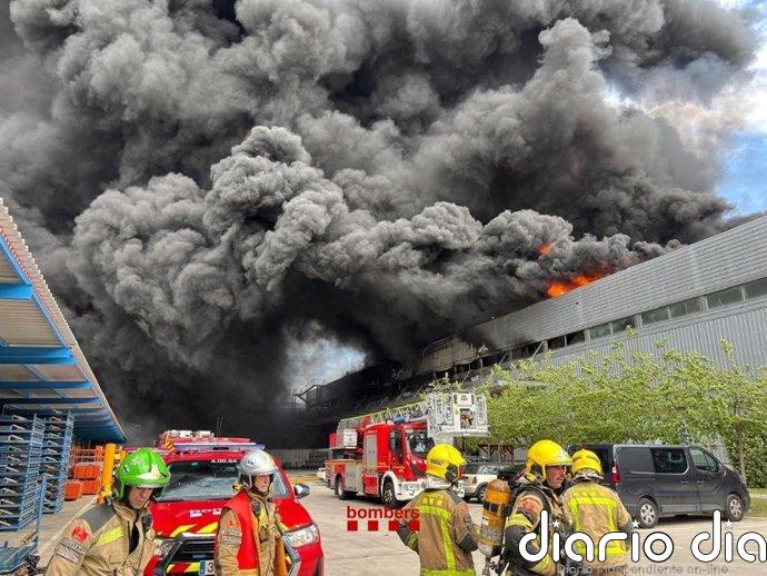 Bombers prevé controlar "en minutos" el incendio sin heridos de Santa Perpètua (Barcelona)
