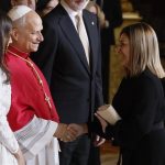 Buruaga invita al Papa a visitar Cantabria y hablan de sus orígenes familiares en Isla