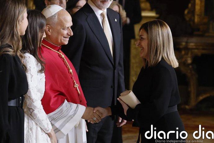 Buruaga invita al Papa a visitar Cantabria y hablan de sus orígenes familiares en Isla