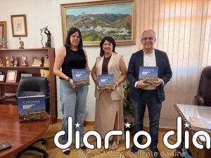 Canjáyar recibe cien ejemplares de la colección 'Pueblos de Almería' del IEA dedicados al municipio