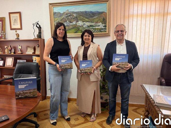 Canjáyar recibe cien ejemplares de la colección 'Pueblos de Almería' del IEA dedicados al municipio