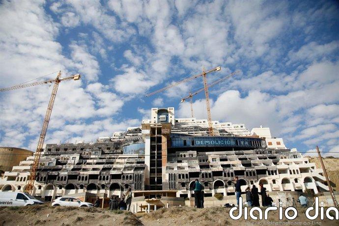 Carboneras aplaza con el voto de PSOE y no adscritos el acuerdo para anular la licencia del Algarrobico