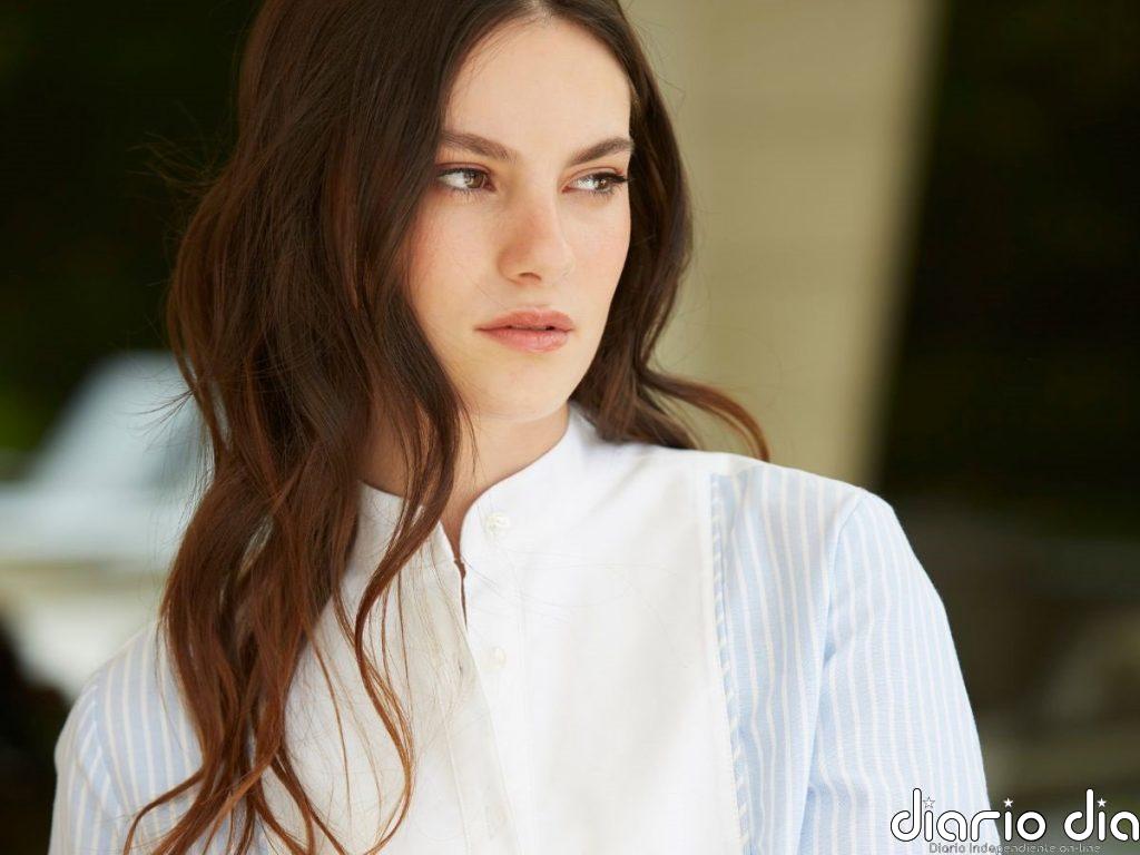Carlota Melendi tiene la camisa artesanal más refinada de la temporada: versátil y ligera