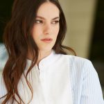 Carlota Melendi tiene la camisa artesanal más refinada de la temporada: versátil y ligera