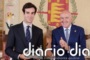 Carnero reconoce el trabajo de Santonja para "mantener viva la fiesta nacional" y confía que Díaz Pico seguirá su labor