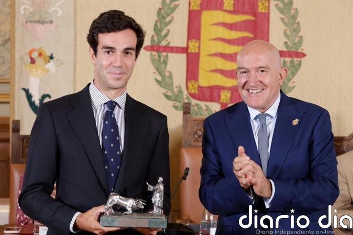 Carnero reconoce el trabajo de Santonja para "mantener viva la fiesta nacional" y confía que Díaz Pico seguirá su labor