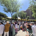 Cerca de 600 personas esperan a León XIV frente a la Nunciatura: "Esta es una iglesia joven"