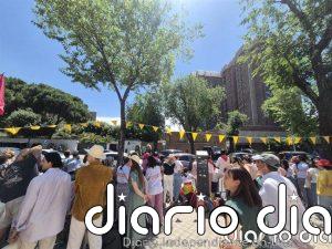 Cerca de 600 personas esperan a León XIV frente a la Nunciatura: "Esta es una iglesia joven"