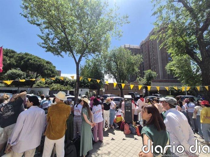 Cerca de 600 personas esperan a León XIV frente a la Nunciatura: "Esta es una iglesia joven"