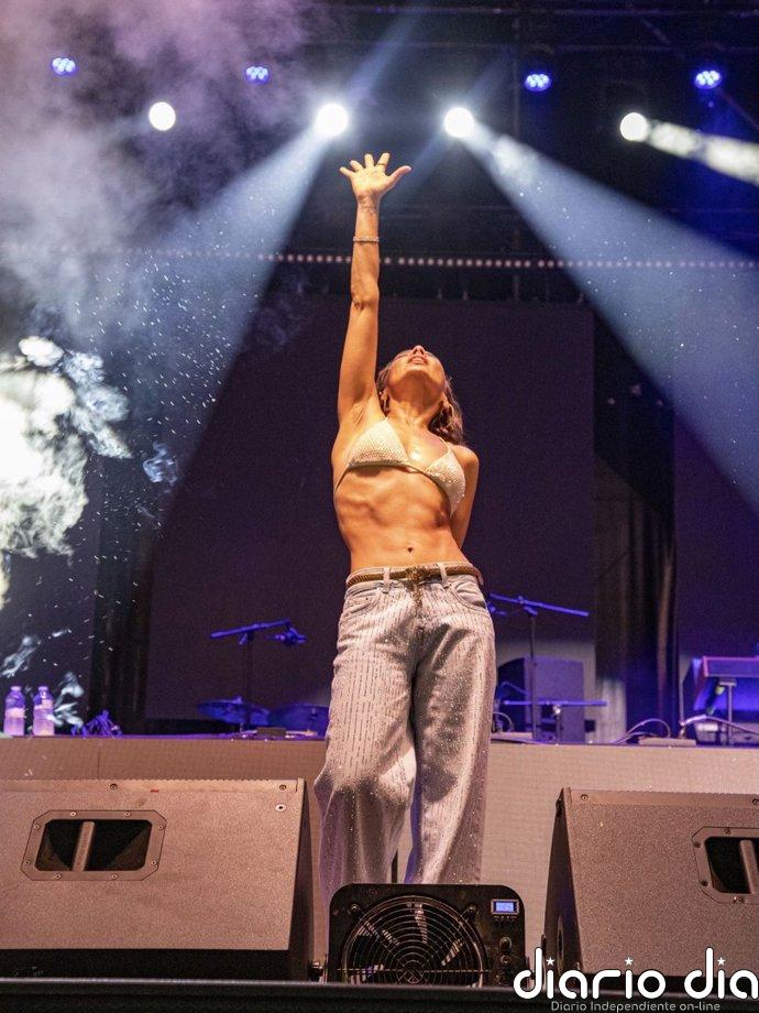 Chenoa conquista con unos abdominales de impacto a los 51 años: así presume de su mejor momento