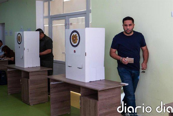 Cierran los colegios electorales en Armenia con una participación del 58,97%