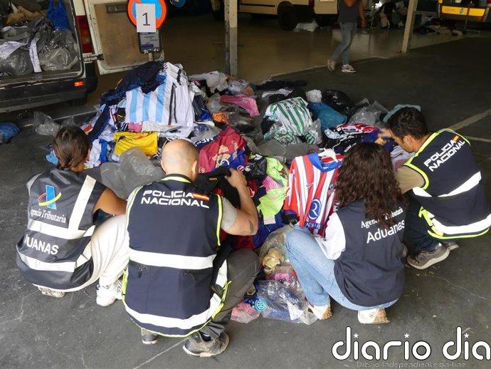 Cinco vendederos ambulantes detenidos en Astorga e incautada una tonelada de ropa falsificada