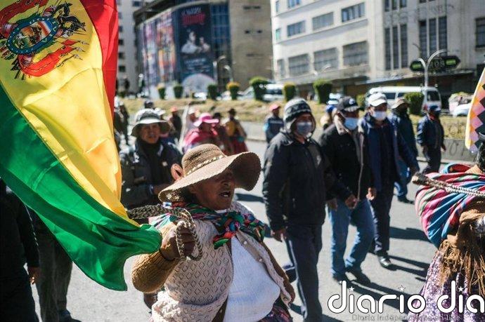 Comienza la movilización de militares y policías tras la declaración del estado de excepción en Bolivia