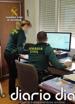 Condenados cinco menores que usaron la IA para difundir fotos de sus compañeras desnudas del 'insti' Archivo - Agentes de la Guardia Civil trabajando en una investigación en una foto de archivo