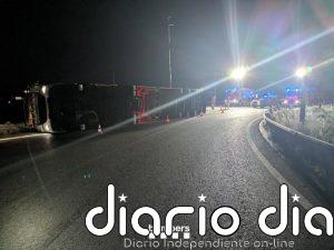 Cortada la N-240 en Lleida para retirar la carga de un camión volcado de madrugada