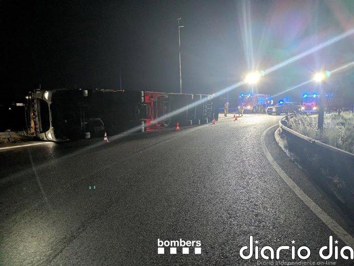 Cortada la N-240 en Lleida para retirar la carga de un camión volcado de madrugada