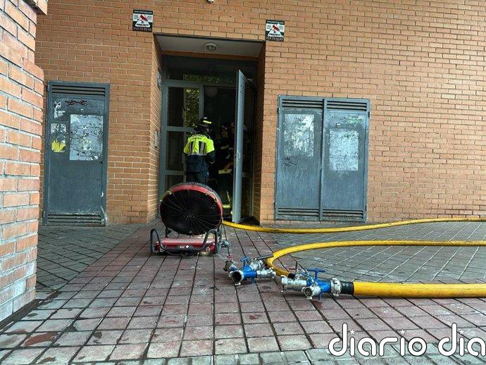 Cuatro intoxicados leves al incendiarse el salón de un piso en la avenida de Asturias de Madrid