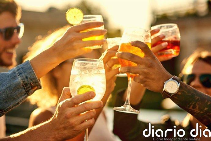 De 7 a 14 bebidas semanales: esta es la frontera exacta donde el alcohol duplica su peligro