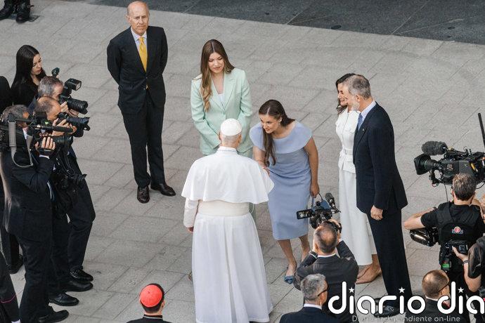 De dónde son y cuánto cuestan los ‘looks’ que la princesa Leonor y la infanta Sofía han llevado a la Santa Misa