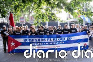 Decenas de personas se movilizan frente a la embajada de Estados Unidos para denunciar "el bloqueo que ahoga" a Cuba