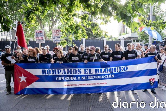 Decenas de personas se movilizan frente a la embajada de Estados Unidos para denunciar "el bloqueo que ahoga" a Cuba