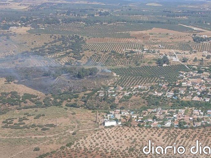Declarado un incendio forestal en Linares (Jaén) que moviliza a dos medios aéreos y seis grupos de bomberos forestales