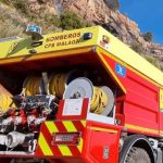 Desalojados cinco bloques en Manilva (Málaga) por un incendio en un aparcamiento subterráneo que ha quemado tres coches