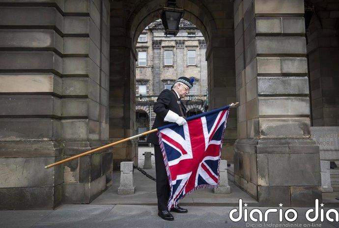Diez años tras el Brexit, Reino Unido encalla entre bajo crecimiento, más deuda y una libra vulnerable