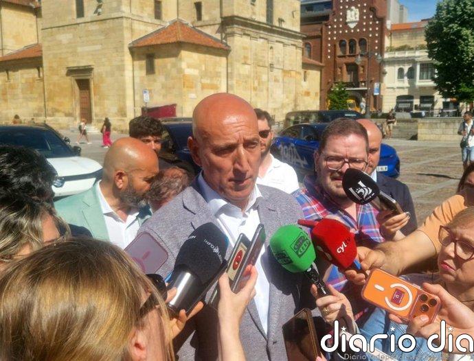Diez no prevé municipalizar el servicio de la ORA y garantiza que habrá más aparcamientos disuasorios