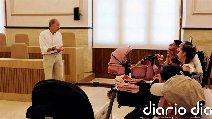 Diputación de Toledo entrega los primeros Cheques Bebé de 2026 a familias en municipios en riego de despoblación