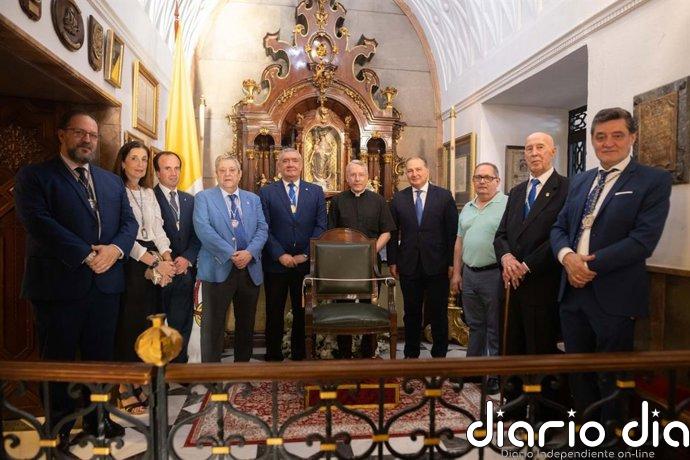 Diputación entrega a la Hermandad de la Cinta un sillón usado por el papa Juan Pablo II en su visita a Huelva