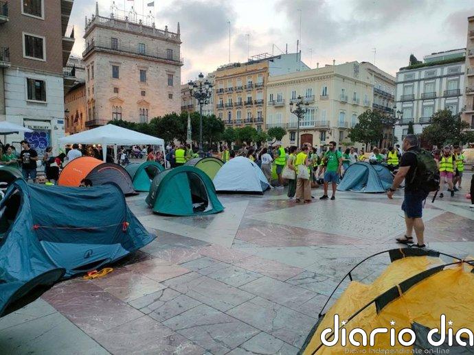 Docentes en huelga inician una acampada "indefinida" en la plaza de la Virgen de València