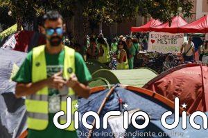 Docentes levantan la acampada de la Plaza de la Virgen tras dos semanas de "alegría compartida y militancia cotidiana"