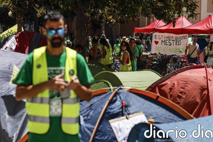 Docentes levantan la acampada de la Plaza de la Virgen tras dos semanas de "alegría compartida y militancia cotidiana"