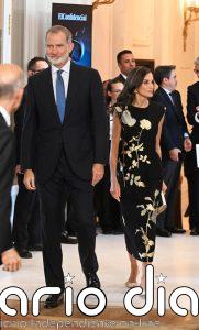 Doña Letizia, radiante una vez más para apoyar el periodismo en el 25º aniversario de 'El Confidencial'