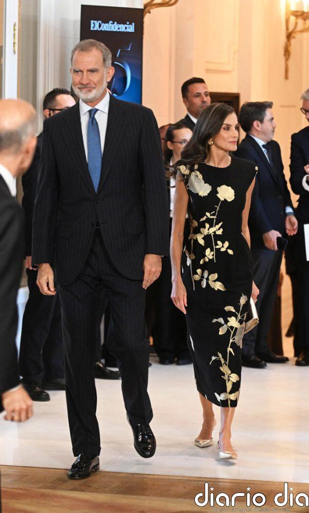 Doña Letizia, radiante una vez más para apoyar el periodismo en el 25º aniversario de 'El Confidencial'