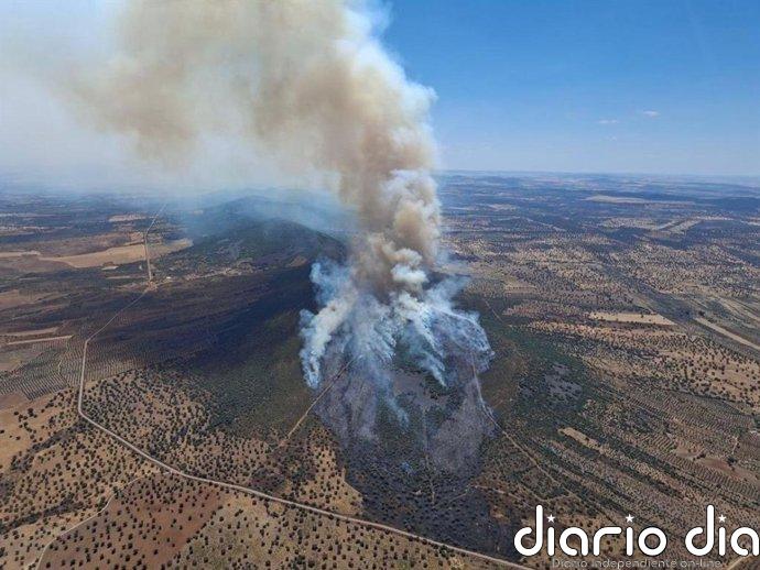 El 112 recomienda cerrar puertas y ventanas y el uso de mascarilla a la población afectada por el incendio de Castuera