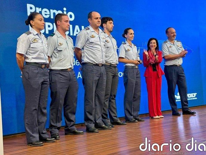 El 43 Grupo del Ejército del Aire y el pintor Augusto Ferrer-Dalmau, galardonados por los periodistas de Defensa