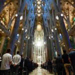 El 55% de los españoles se declara católico, pero sólo la mitad de ellos o creyentes de otra religión va a misa