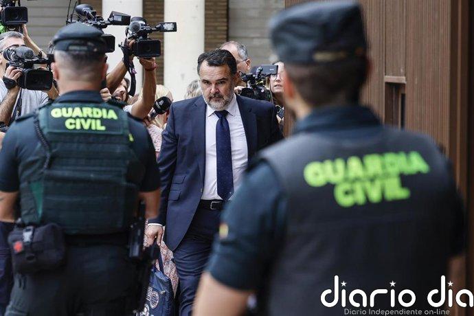 El abogado de Mazón asegura que entregará a la jueza "lo que haya que aportar" una vez estudie la causa