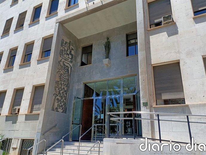 El acusado de matar en Alhama de Almería a una mujer al aplastarla marcha atrás con el coche sostiene que fue accidental