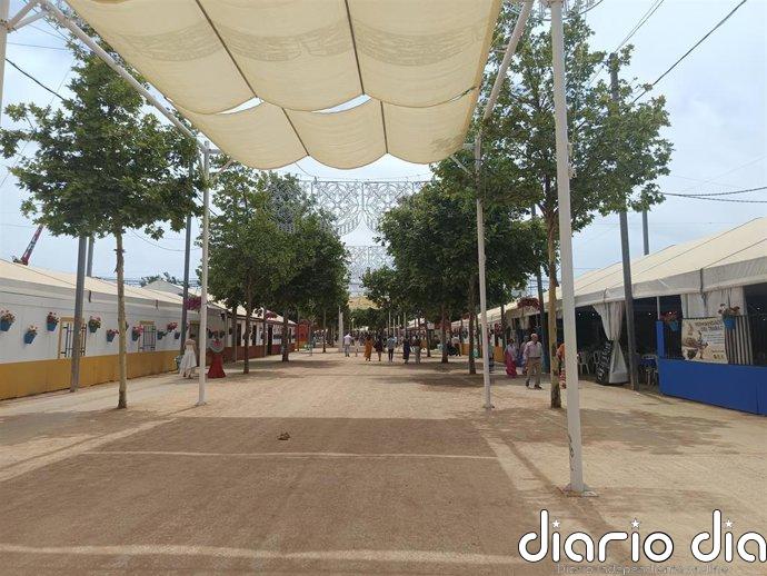 El alcalde de Córdoba valora que los ciudadanos están "muy satisfechos con modelo de feria" y estudiará poner más toldos